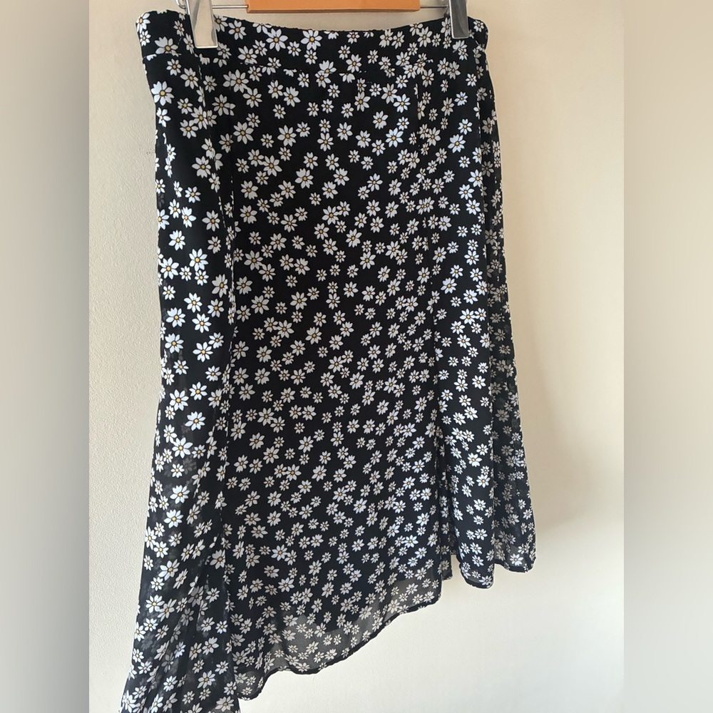 Suzy Shier black daisy print midi flowy skirt size M